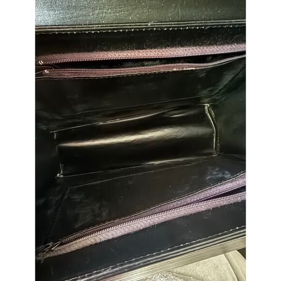 Black Leather Structured Shoulder Handbag with a Textured Flap Closure - Picture 2 of 8